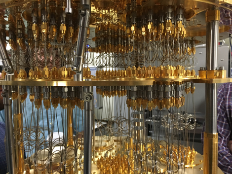 El interior de un refrigerador de dilución. Los cables coaxiales de color dorado sirven para enviar señales de entrada y de salida desde el interior del refrigerador. Foto cedida por IBM Research.